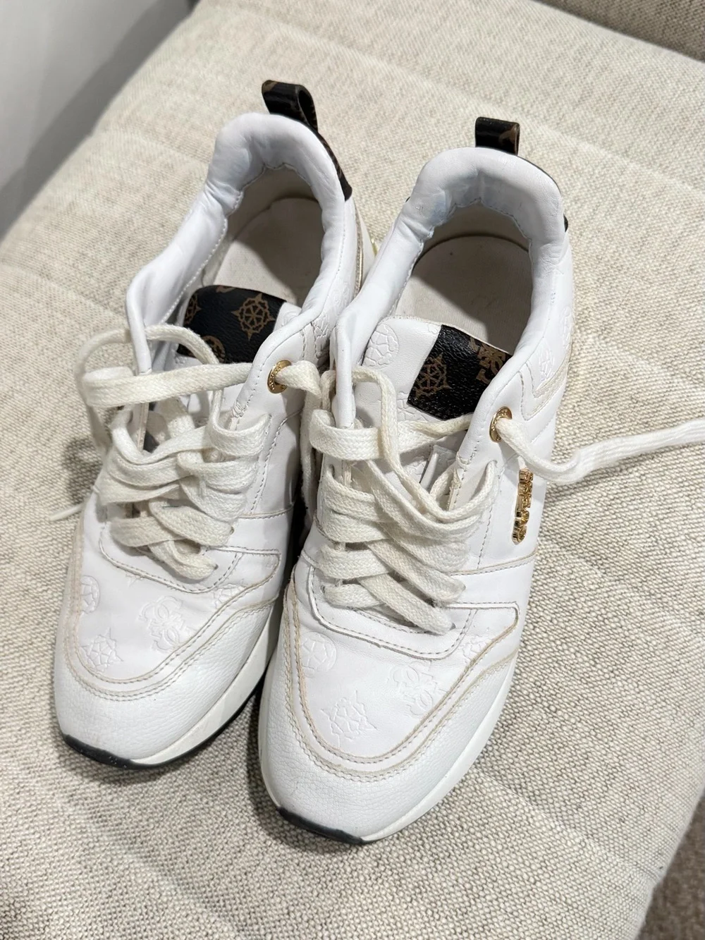 Guess clean white